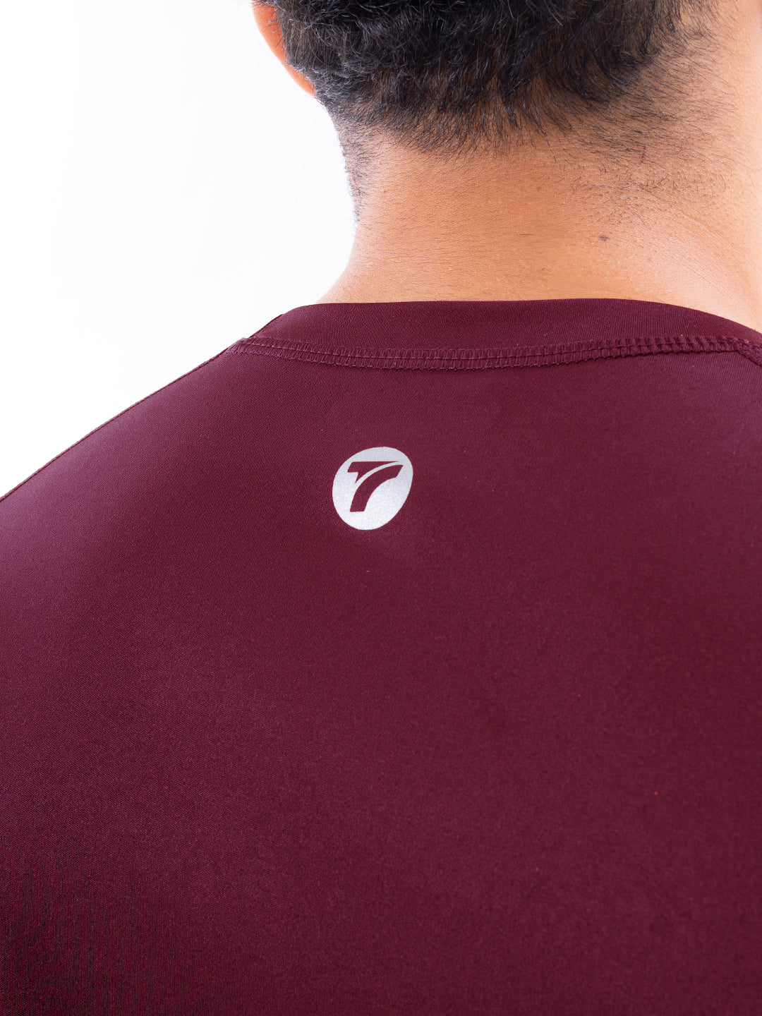 Camiseta vinotinto oscuro regular fit detalle espalda TENFIT