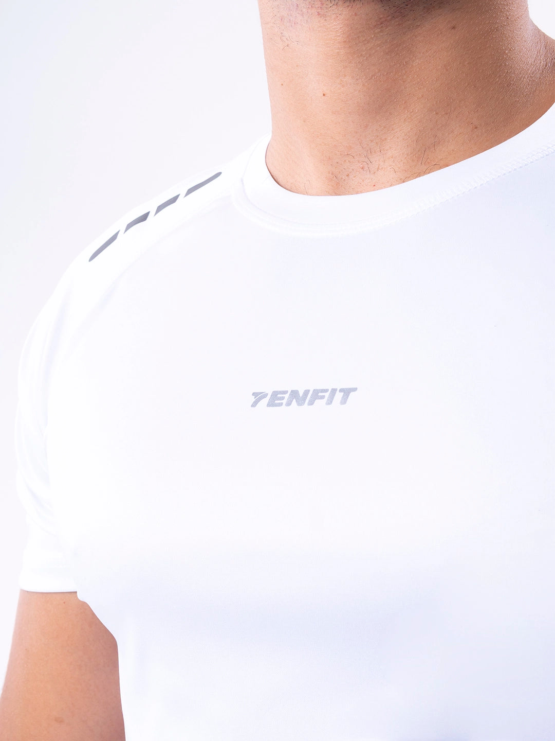 Tejido ultraligero camiseta blanca deportiva hombre TENFIT — detalle tela