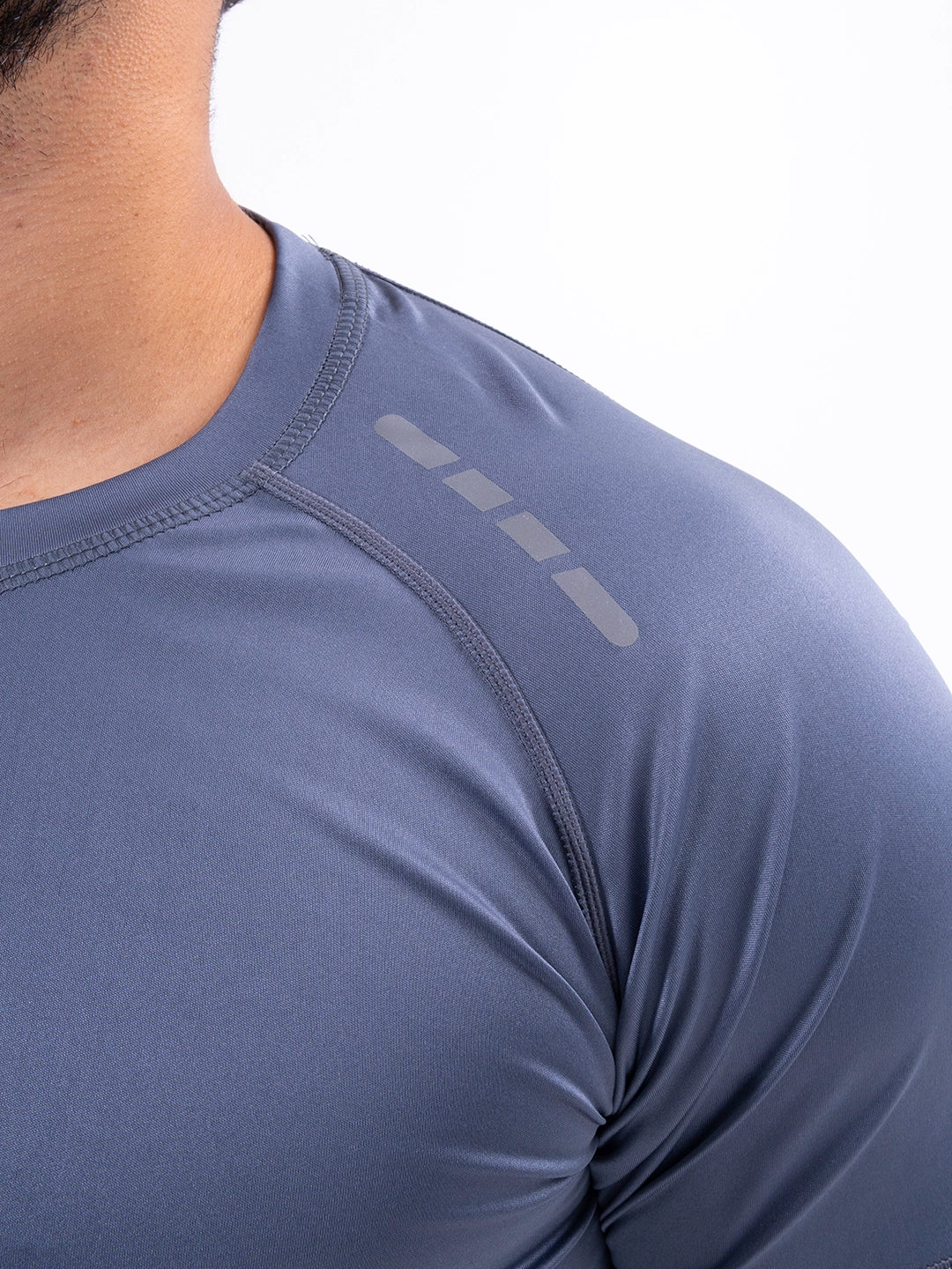 Tejido ultraligero camiseta gris deportiva hombre TENFIT - detalle hombro