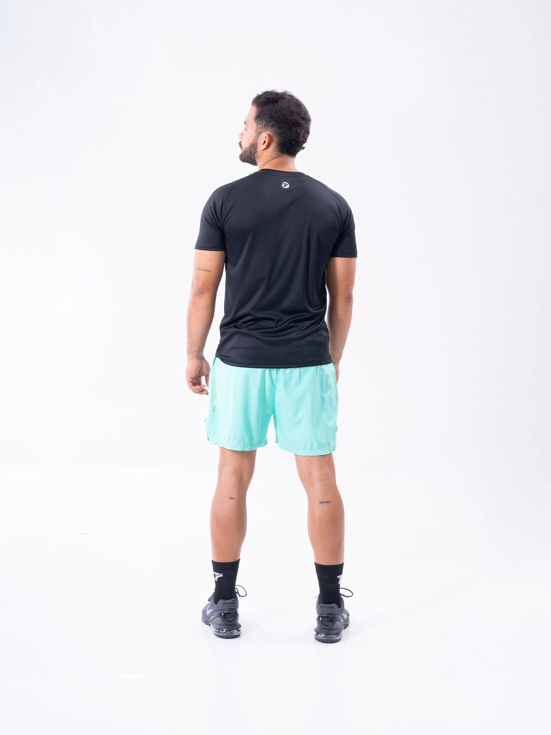Camiseta negra regular fit hombre para crossfit y running - vista posterios completa TENFIT