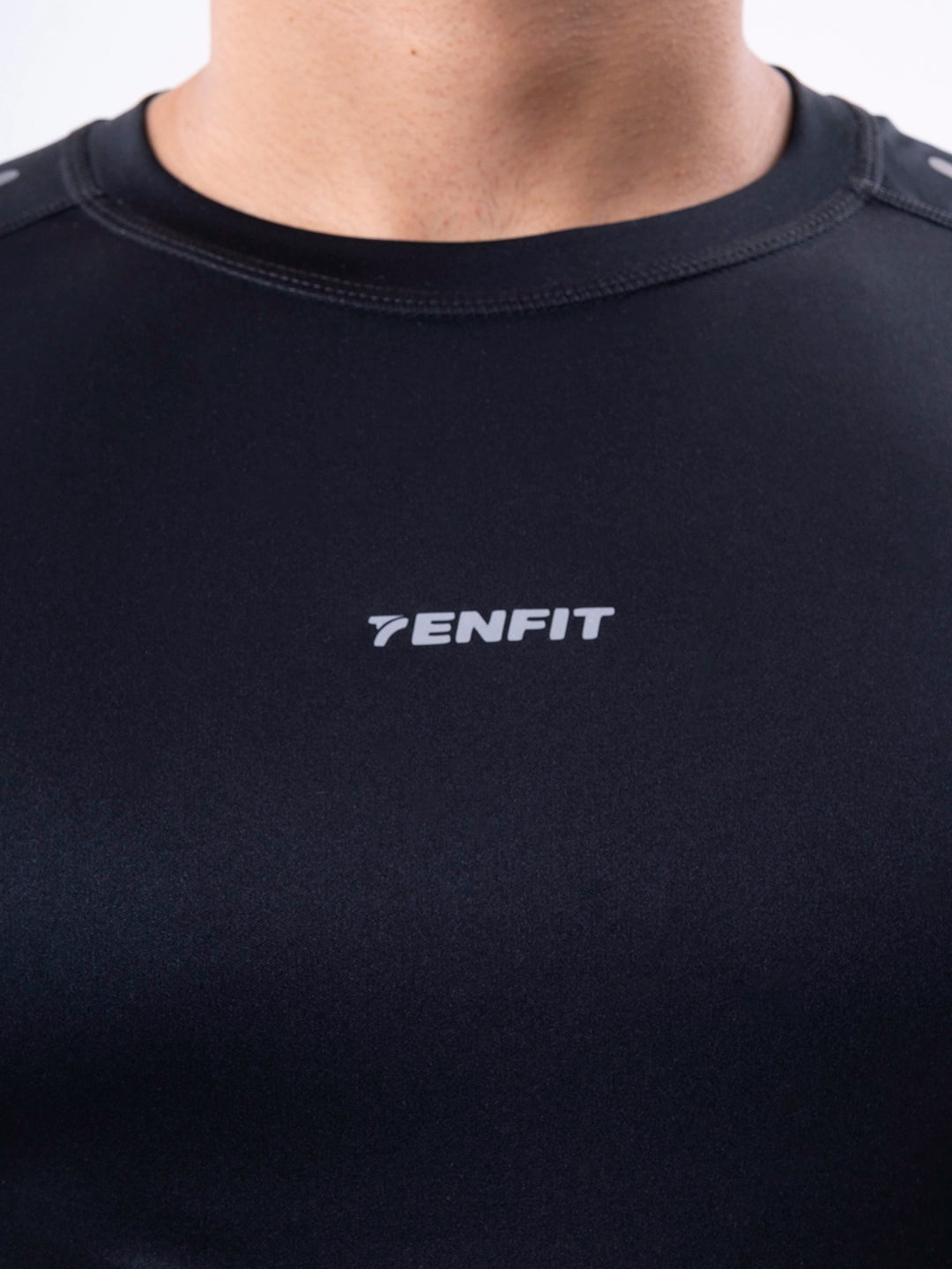 Tejido ultraligero camiseta negra deportiva hombre TENFIT - detalle tela