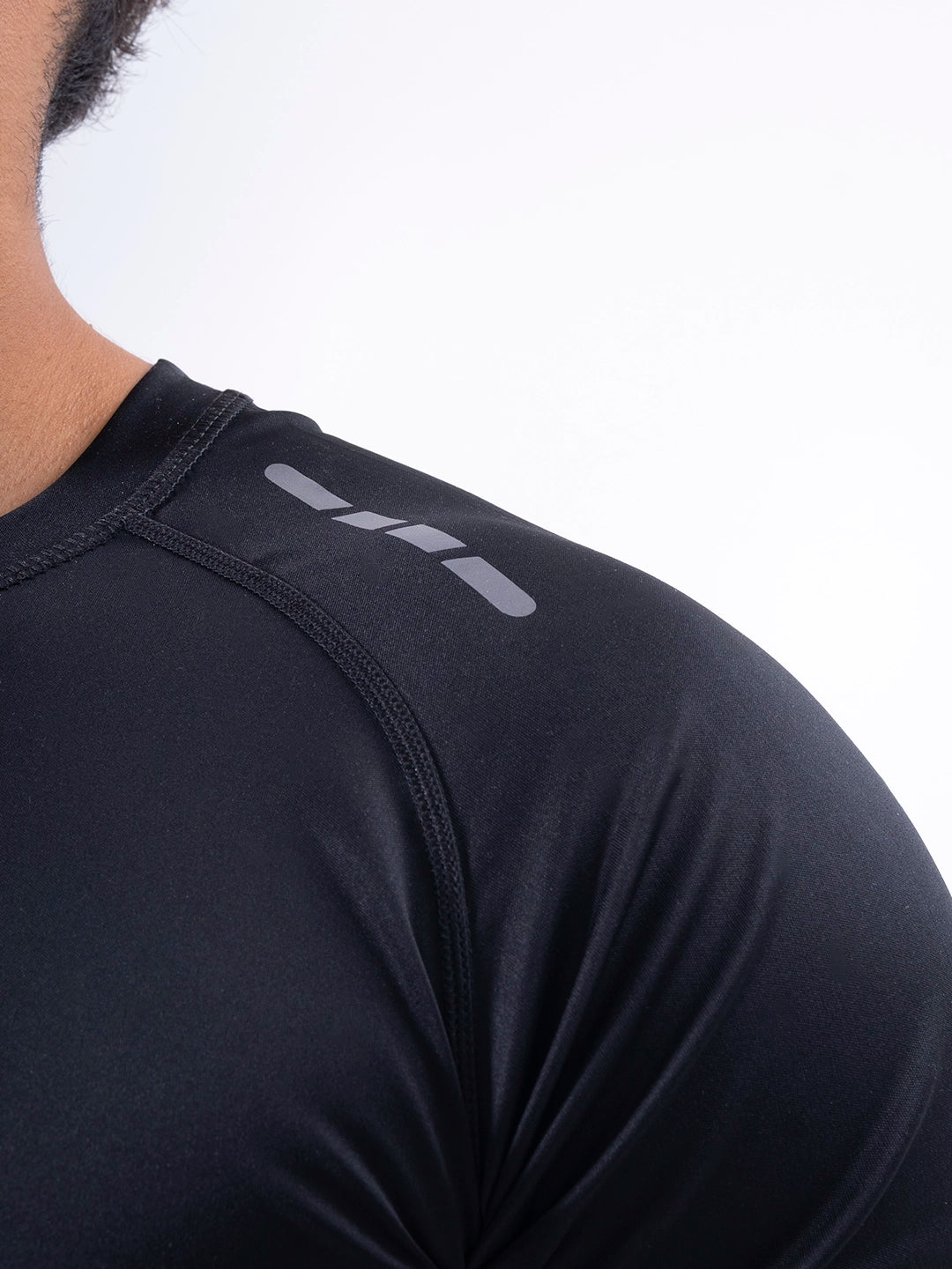 Camiseta negra regular fit hombret - detalle hombro TENFIT