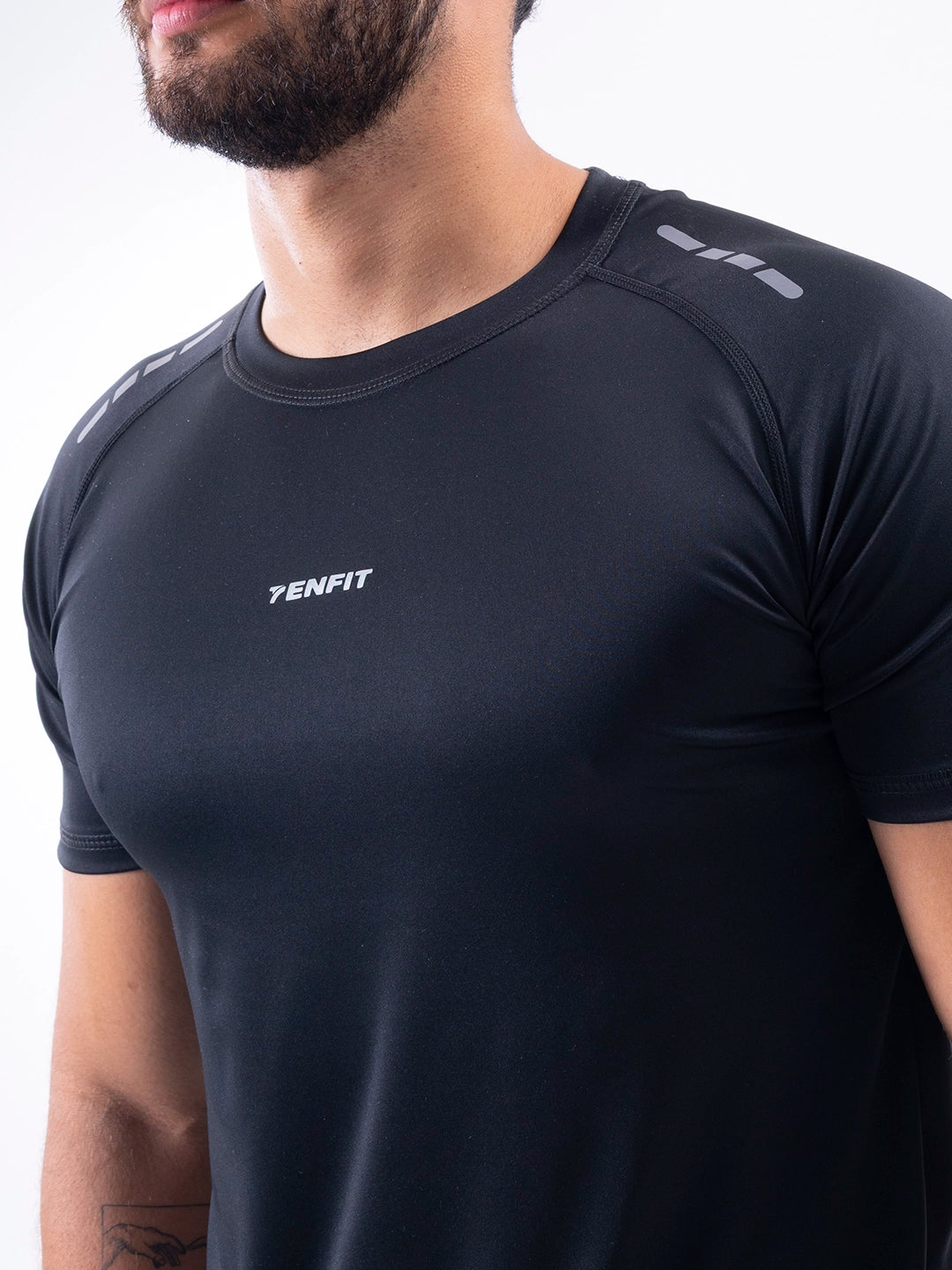 Camiseta negra regular fit hombre para crossfit y running detalles TENFIT