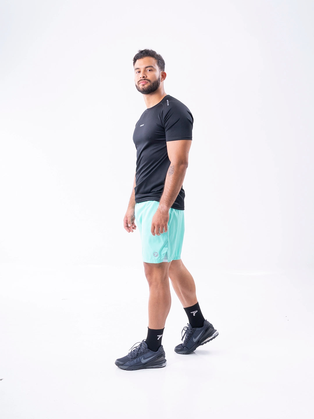 Camiseta deportiva negra regular fit hombre TENFIT - vista frontal