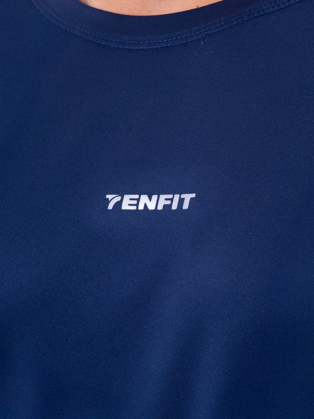 Detalle tela buzo deportivo azul turquí hombre TENFIT