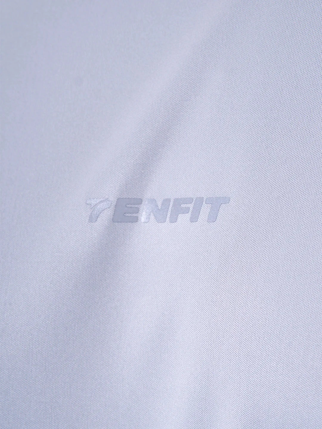 Detalle tela buzo deportivo gris claro hombre TENFIT