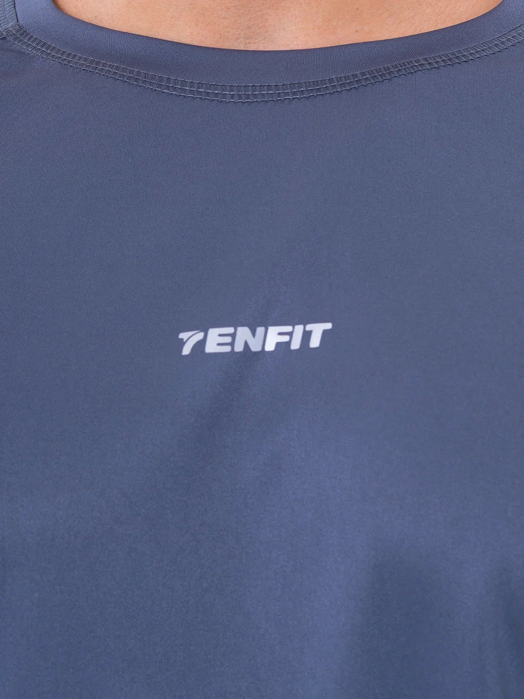 Detalle tela buzo deportivo gris oscuro hombre TENFIT