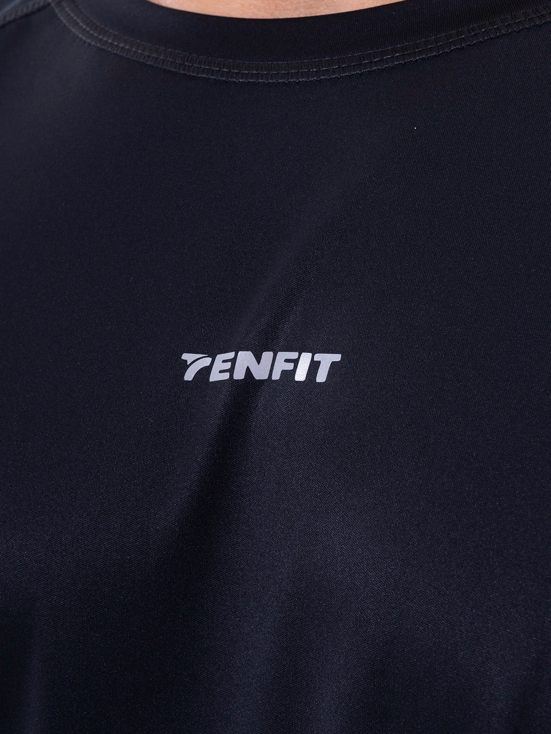 Detalle tela buzo deportivo negro hombre TENFIT