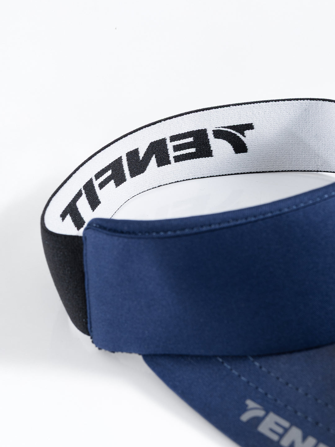 Visera deportiva azul AYRA detalle lateral TENFIT