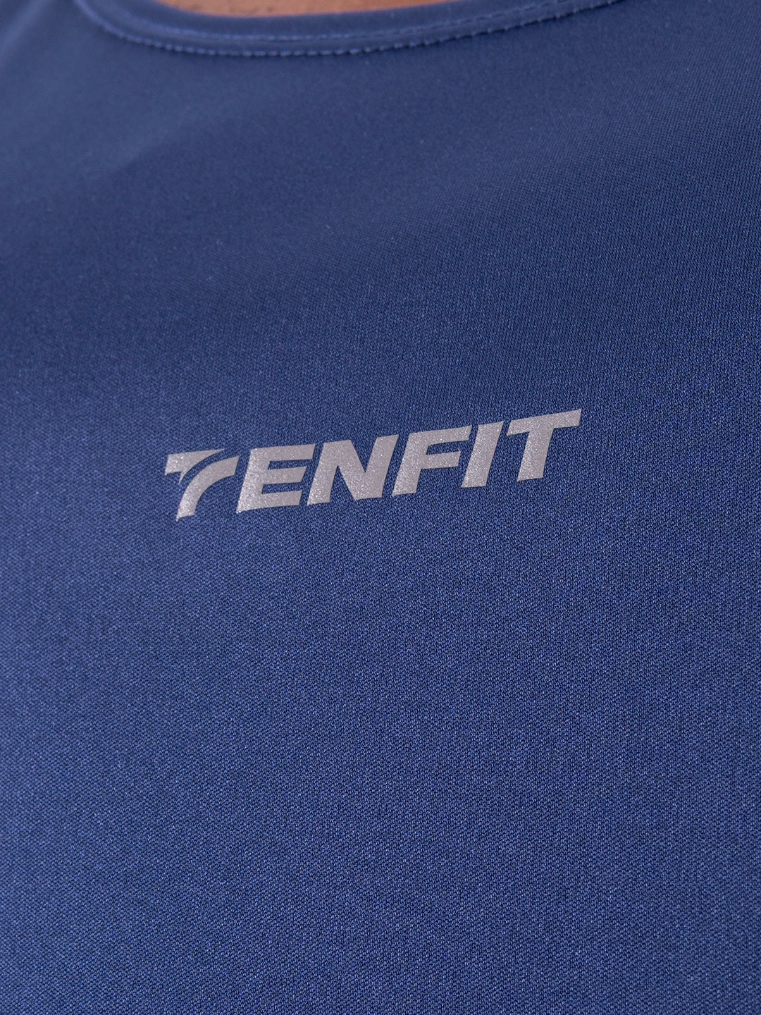 Detalle logo TENFIT camisilla azul turquí hombre deportiva