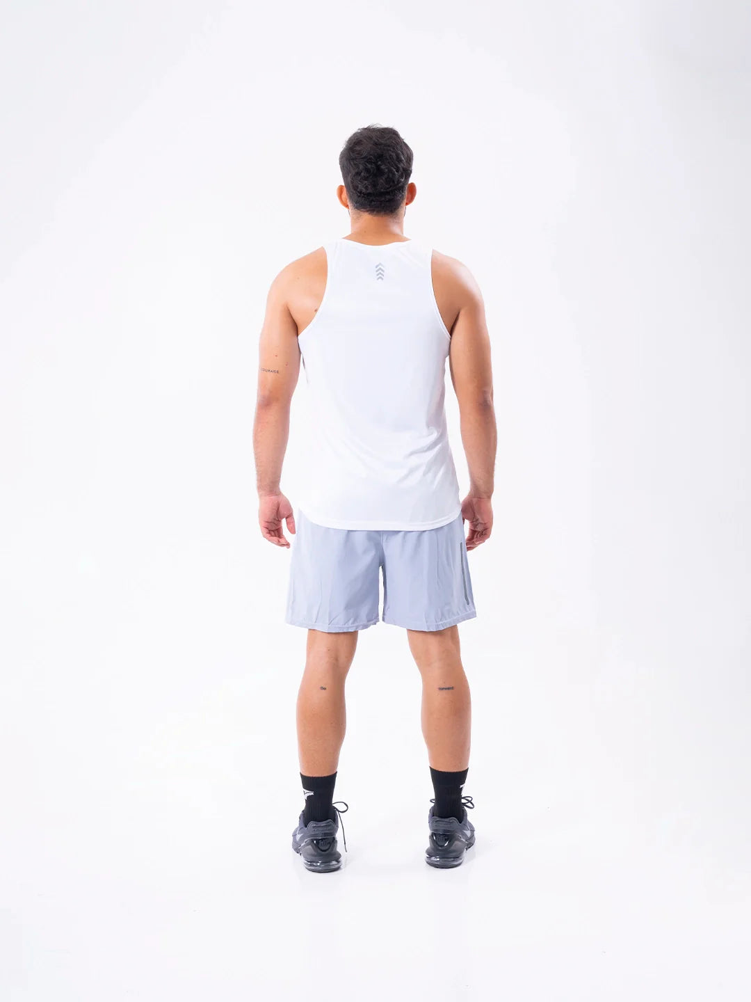 Camisilla blanca sin mangas espalda hombre running TENFIT