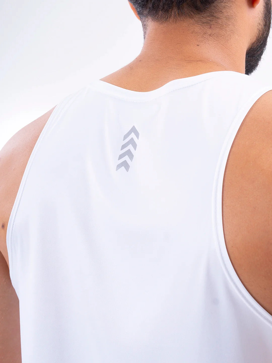 Detalle tejido técnico camisilla blanca deportiva hombre TENFIT