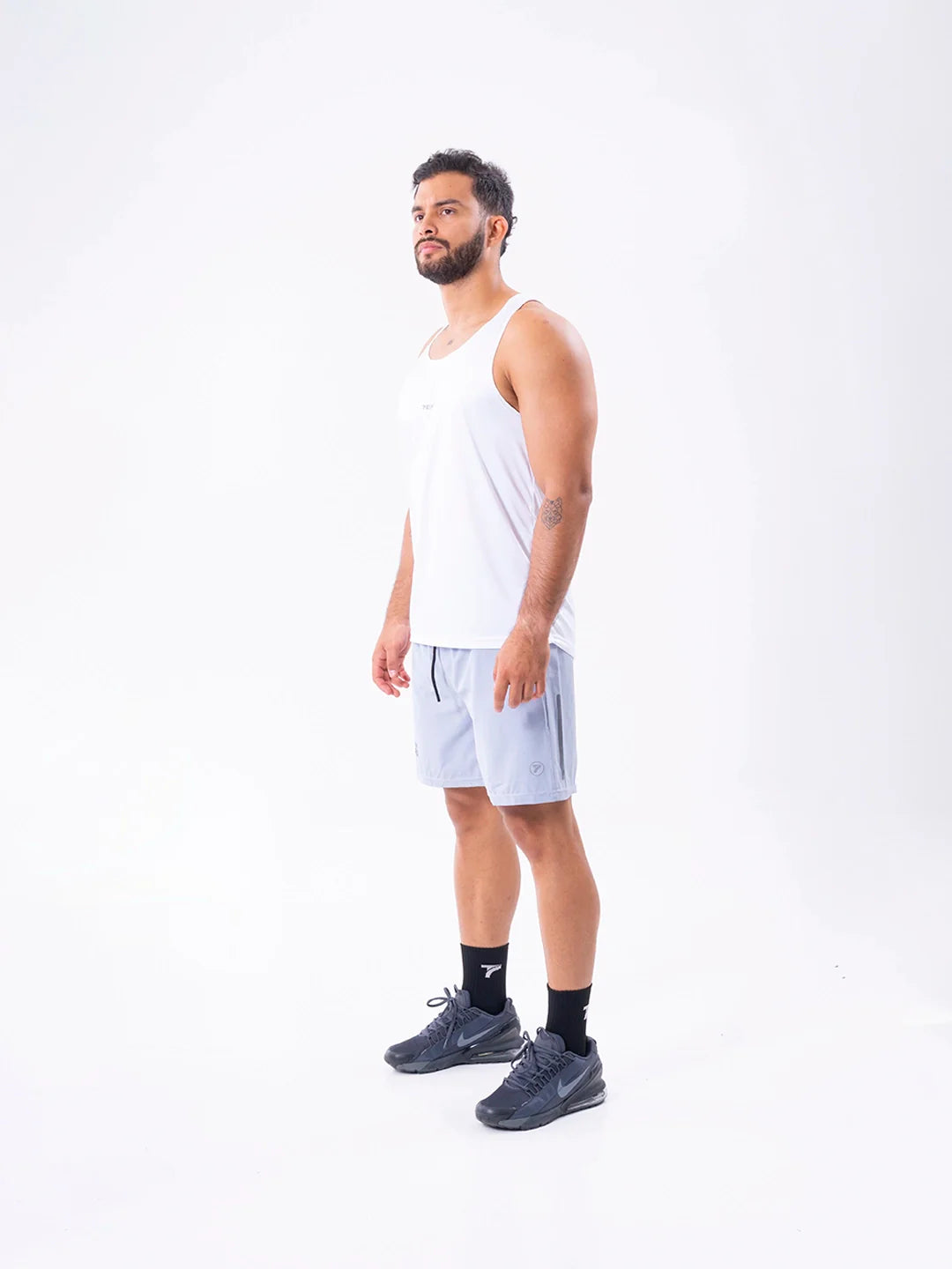 Camisilla blanca hombre lado corte ergonómico gym Colombia