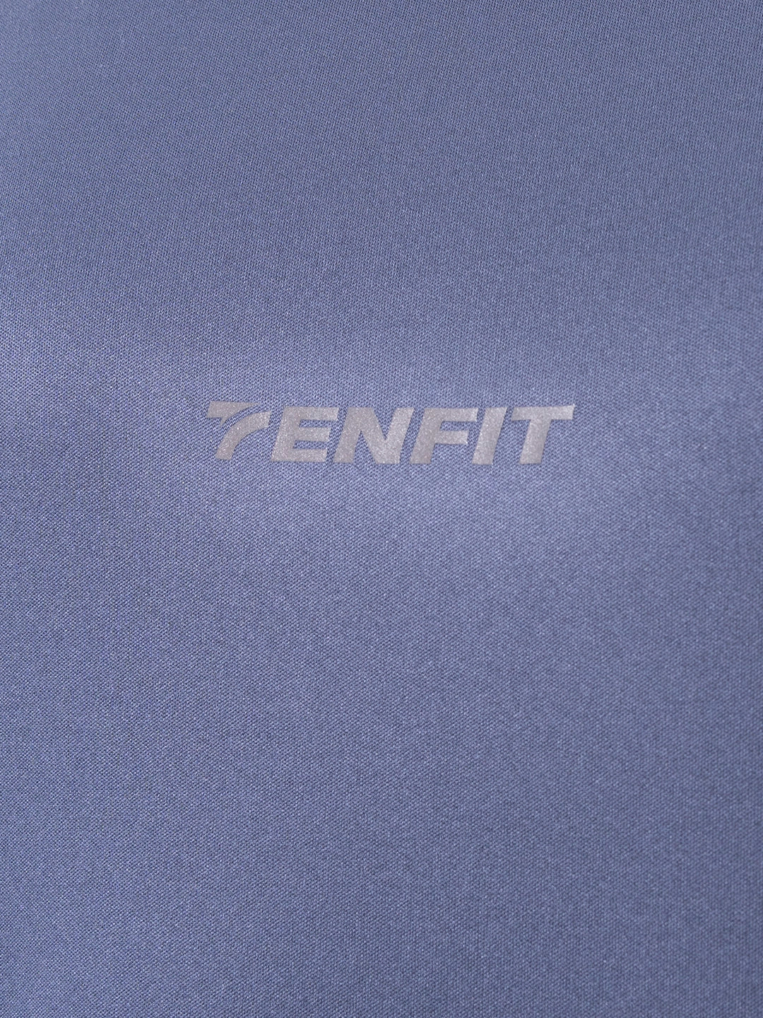 Detalle logo TENFIT camisilla gris oscuro deportiva hombre
