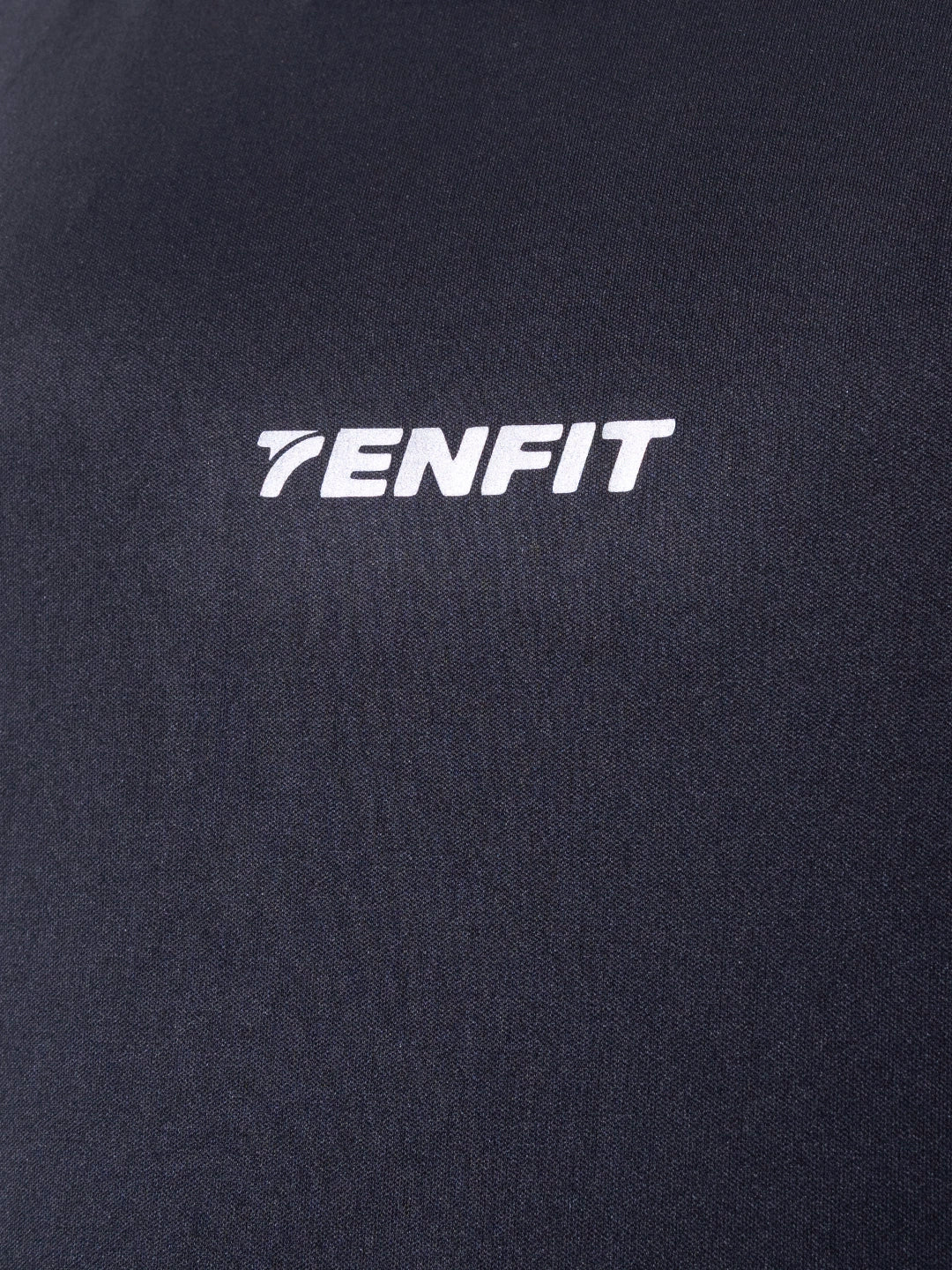 Detalle logo TENFIT camisilla deportiva negra hombre