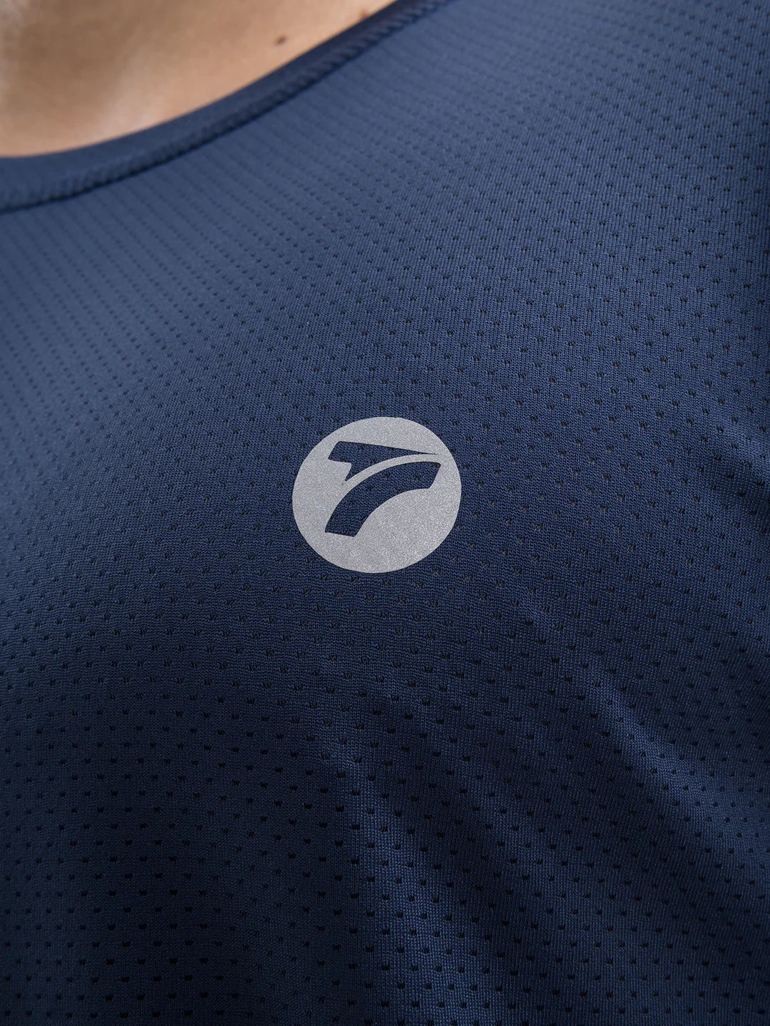 Detalle tela camiseta running azul turquí hombre TENFIT