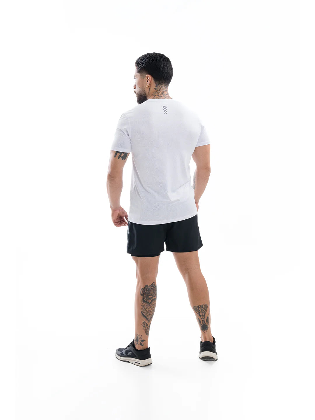 Camiseta running hombre blanca espalda TENFIT Colombia
