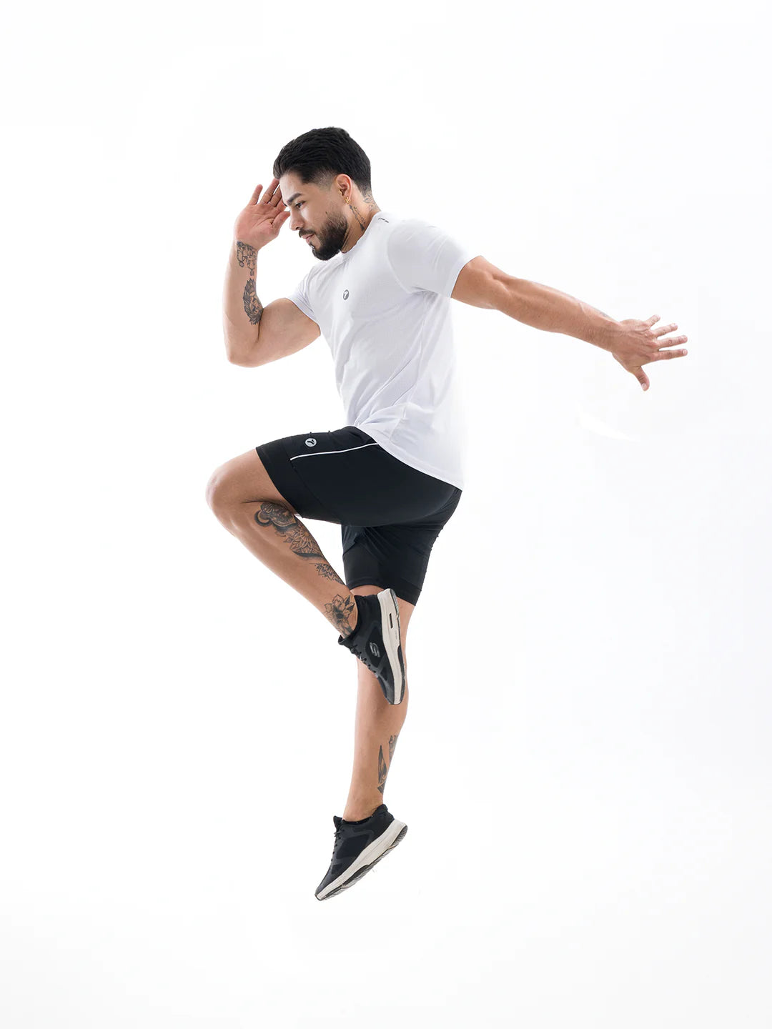 Camiseta running blanca hombre pose deportiva TENFIT