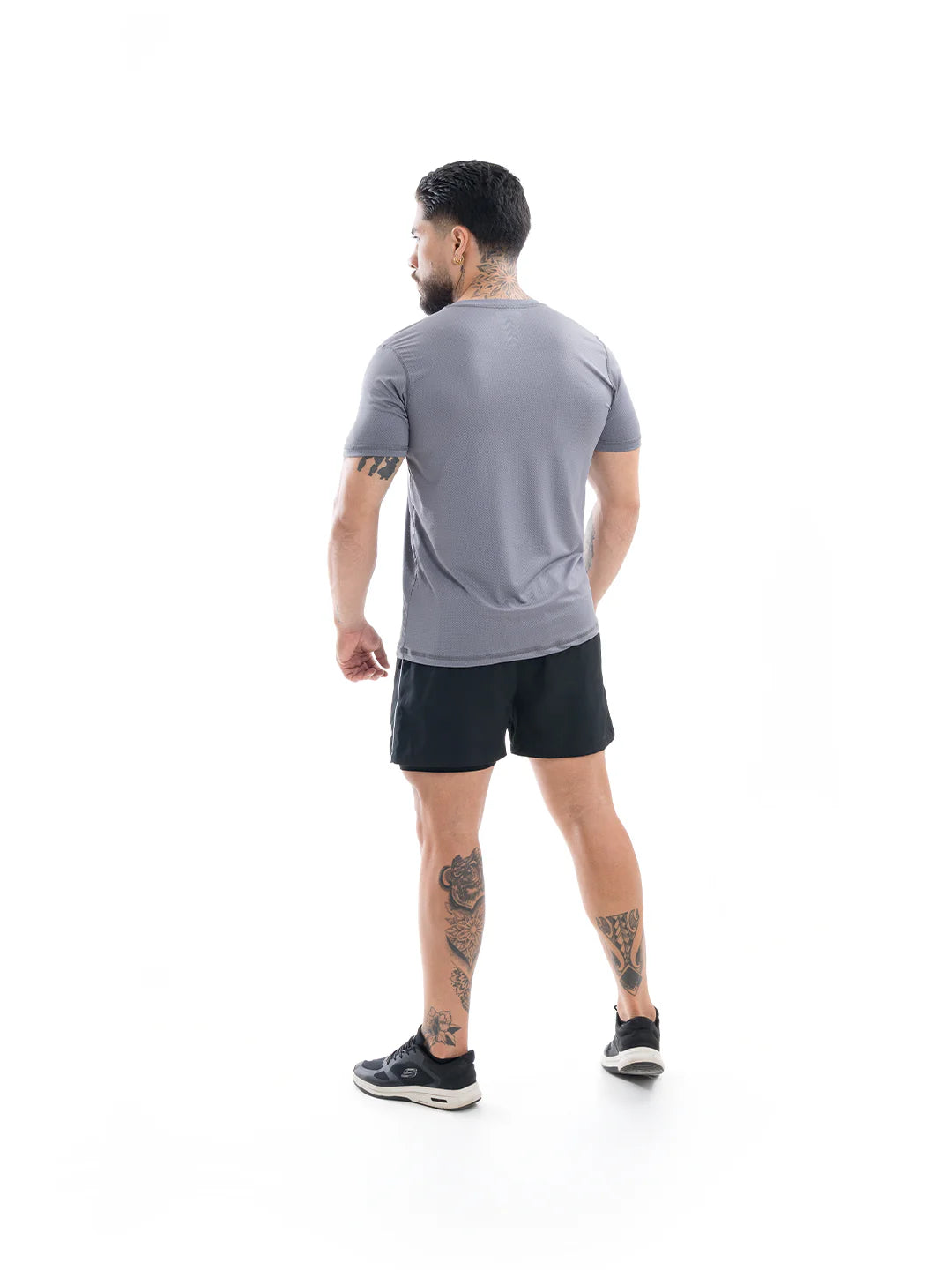 Camiseta running hombre gris oscuro espalda TENFIT Colombia
