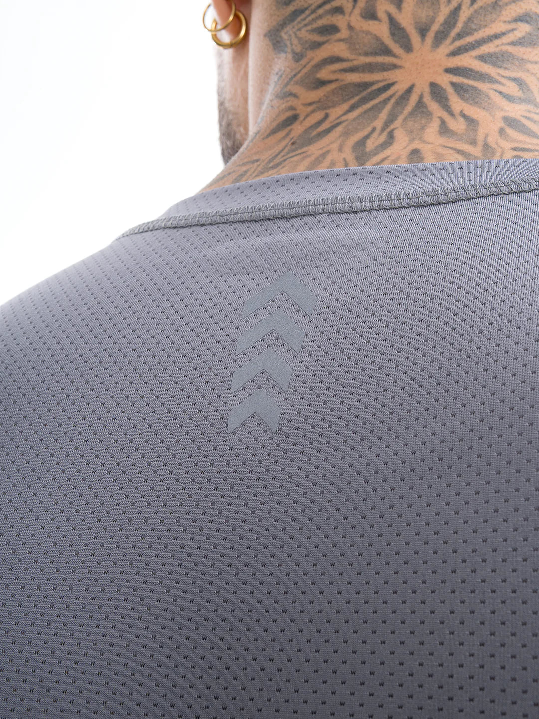 Detalle tela camiseta running gris oscuro hombre TENFIT