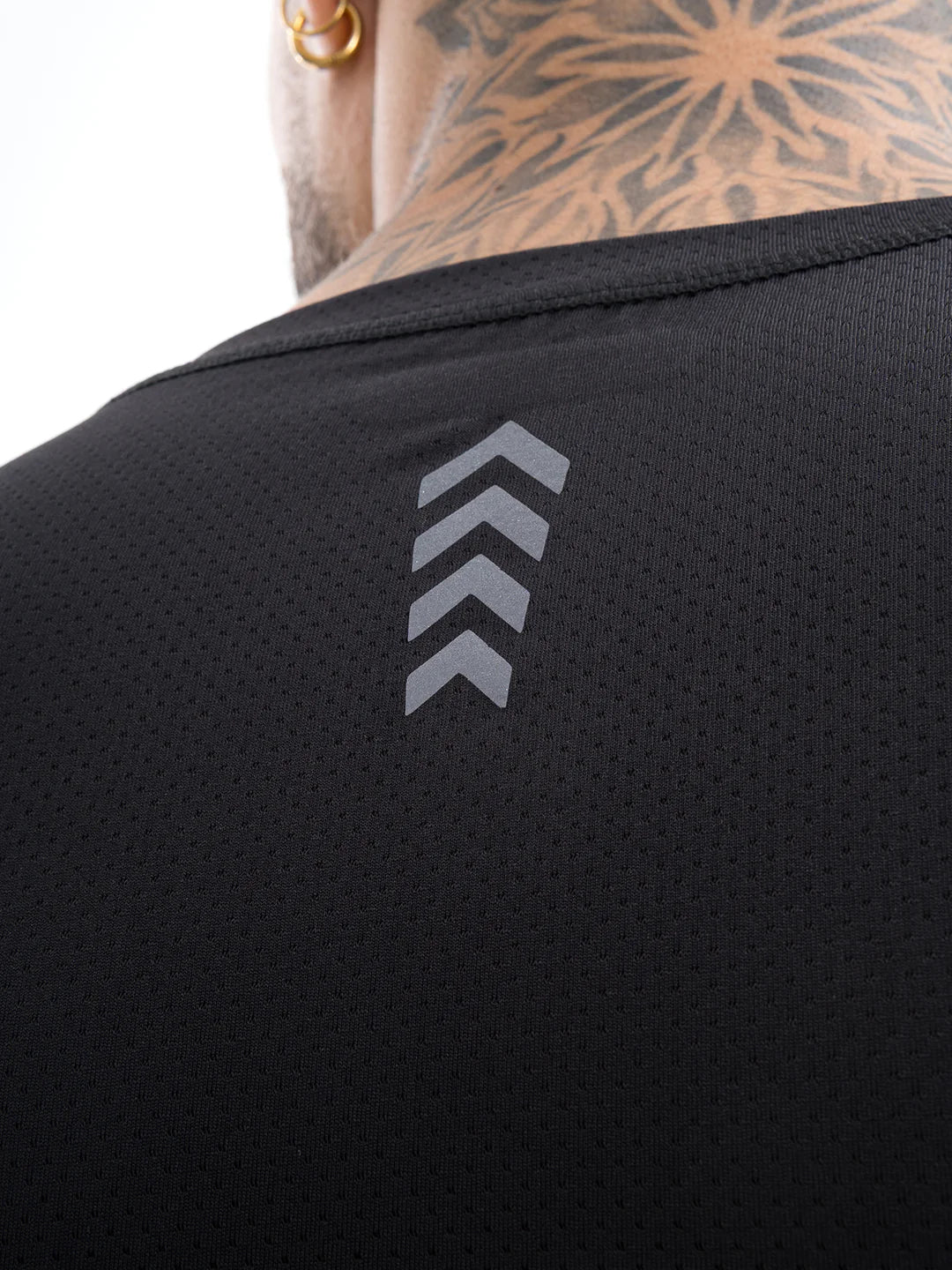 Detalle tela camiseta running negra hombre TENFIT