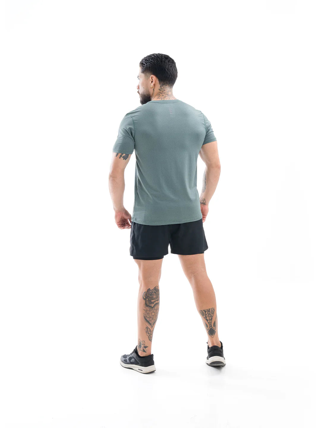 Camiseta running hombre verde oliva espalda TENFIT Colombia