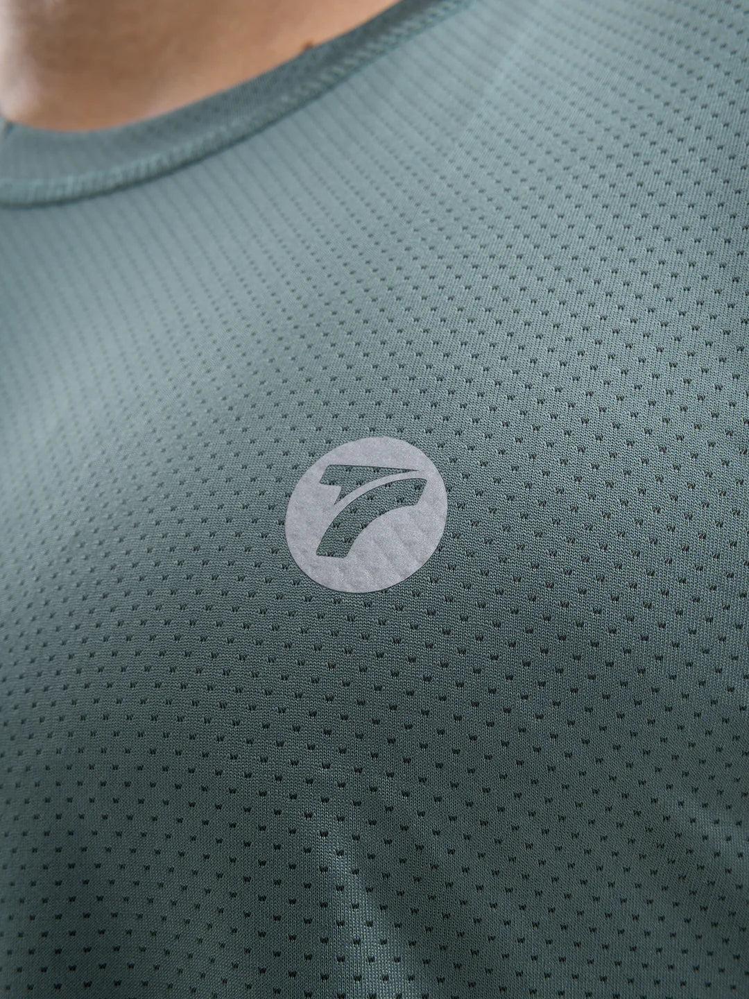 Detalle tela camiseta running verde oliva hombre TENFIT