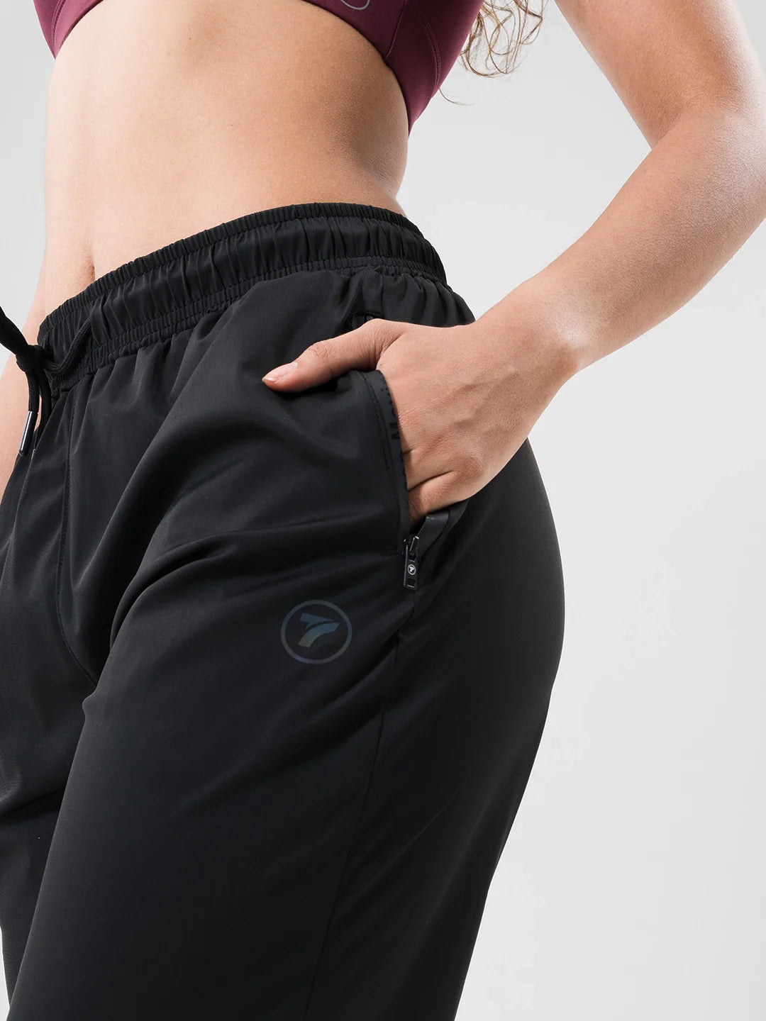 Detalle tela sudadera negra secado rápido mujer - TENFIT