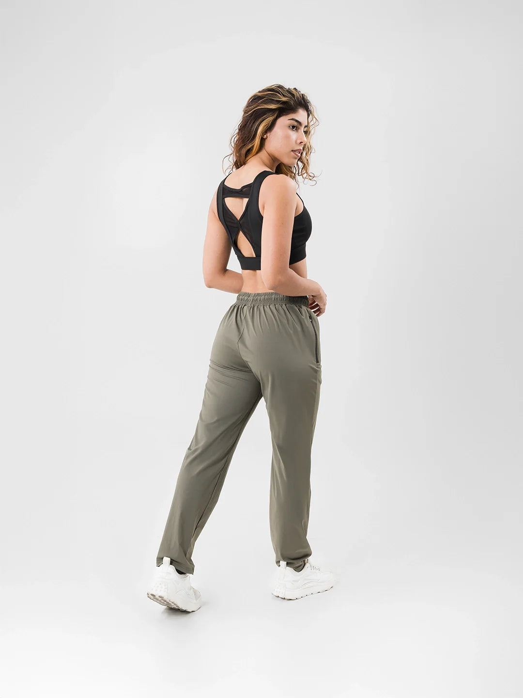 Sudadera deportiva verde militar mujer vista trasera - TENFIT