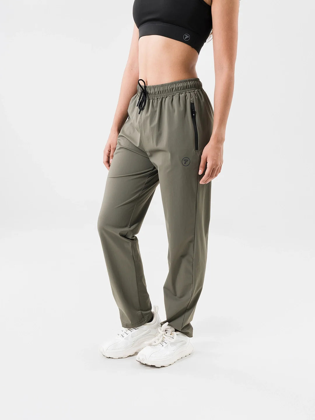 Buzo deportivo verde militar mujer vista lateral - TENFIT