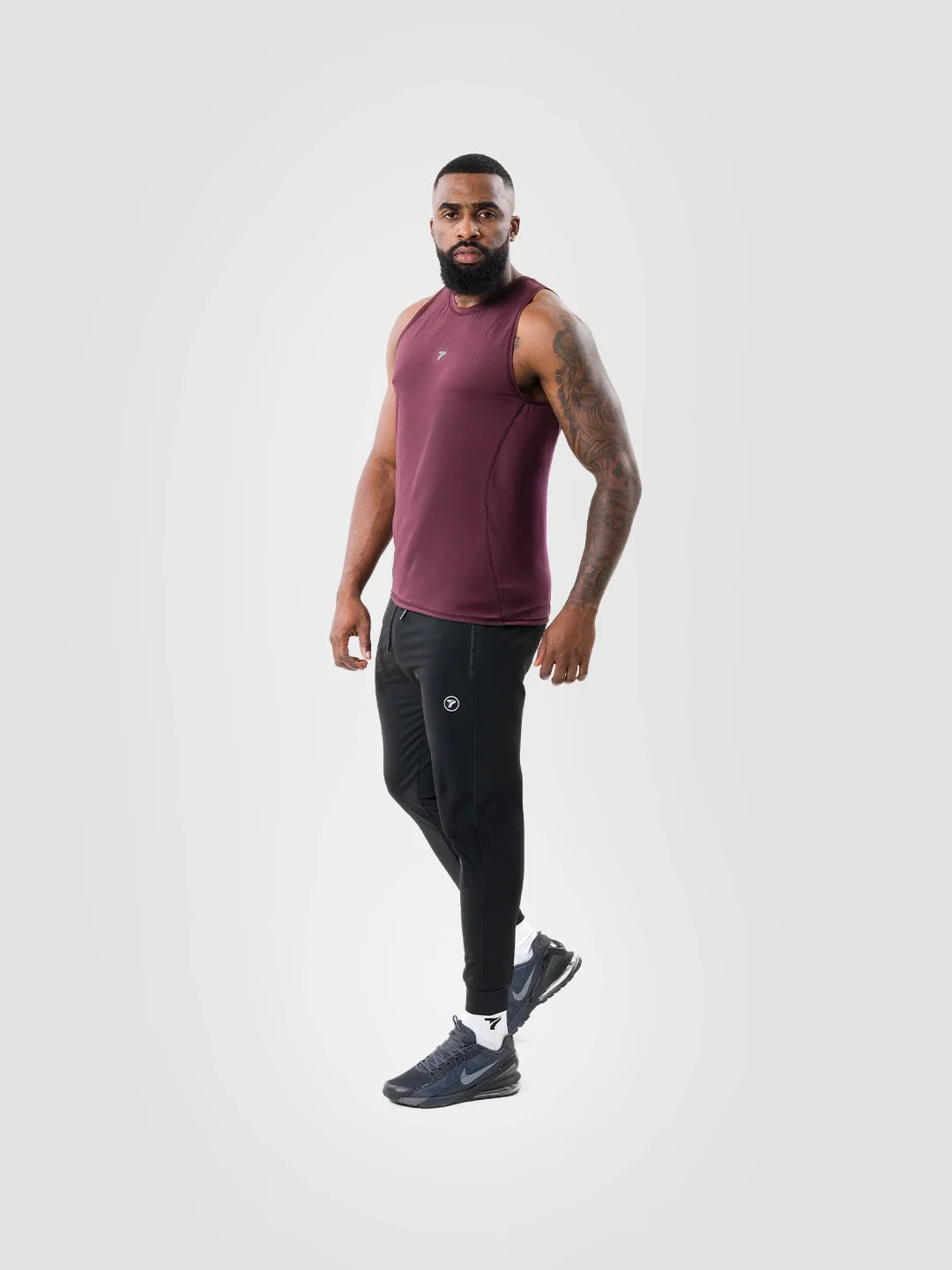 Ropa Deportiva Hombre Negro Vista Lateral Entrenamiento — TENFIT