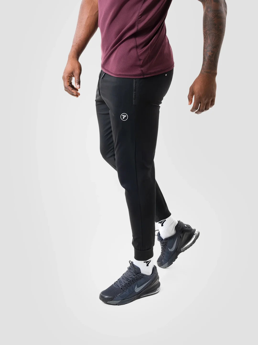 Buzo Deportivo Negro Hombre Vista Lateral — TENFIT