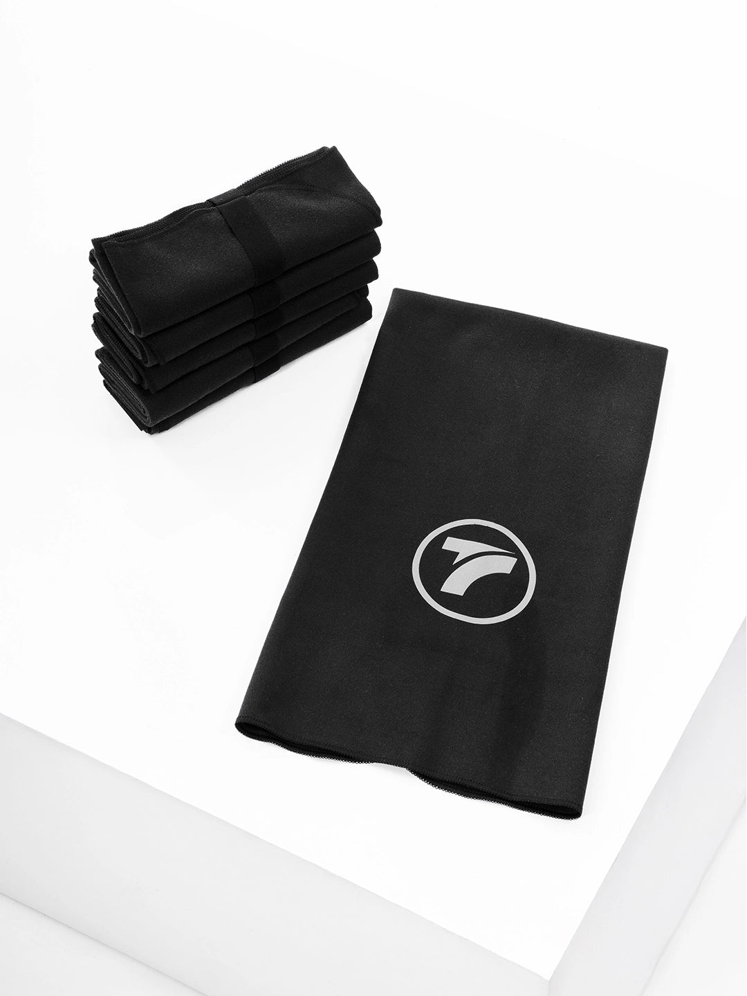 Toalla deportiva microfibra negra TENFIT AeroTowel pequeña desplegada