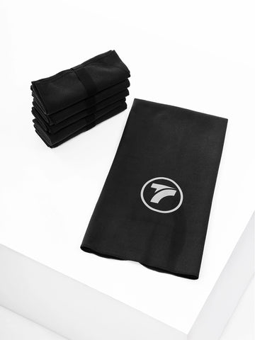 Toalla deportiva microfibra negra TENFIT AeroTowel pequeña desplegada