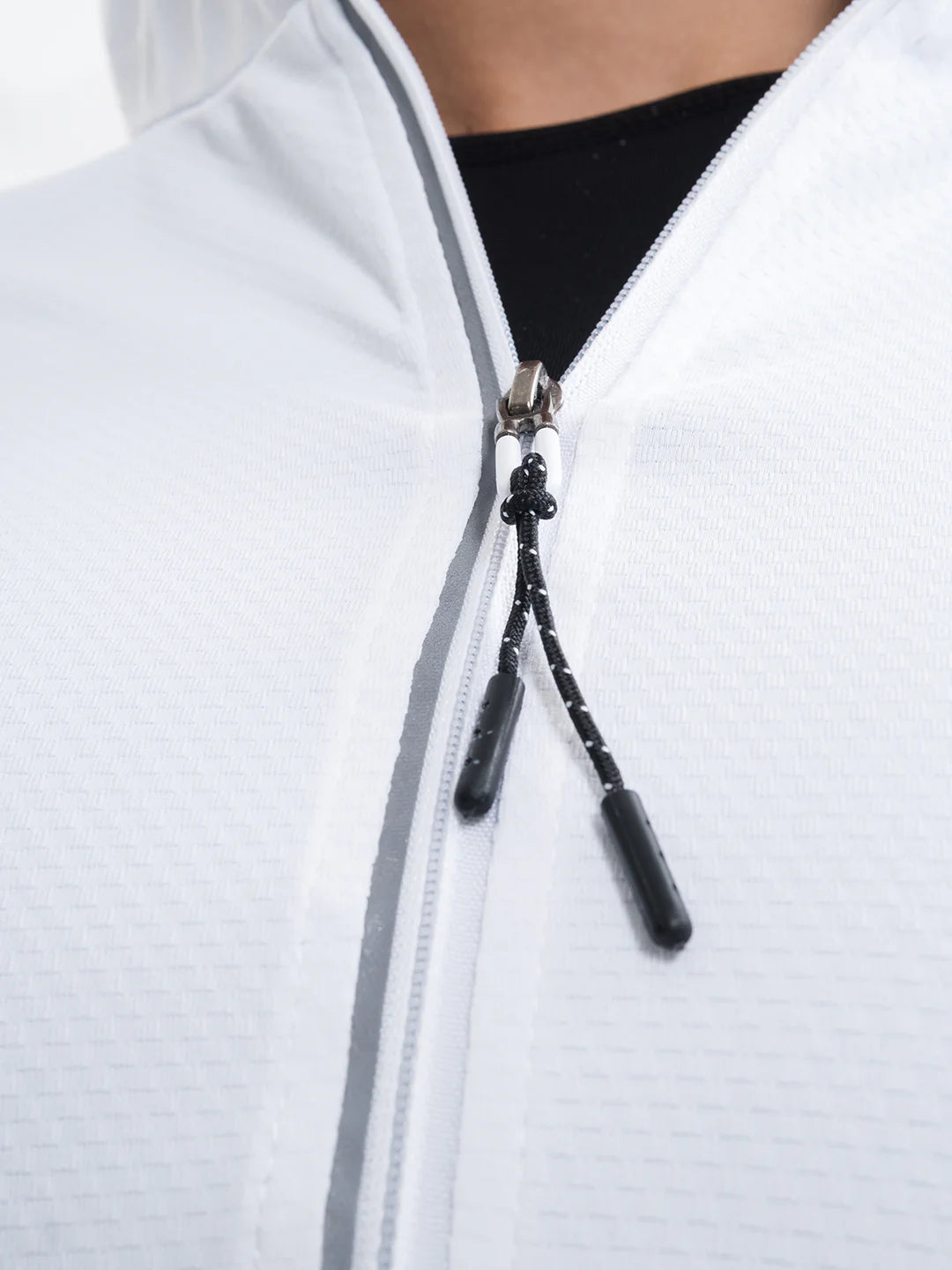 Chaqueta Luxactive blanca detalle costuras y corte TENFIT