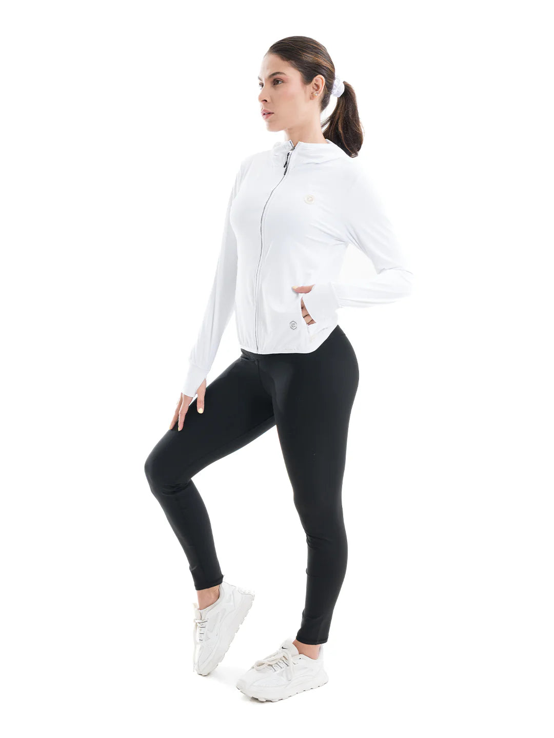 Chaqueta deportiva blanca mujer vista lateral gym TENFIT Colombia