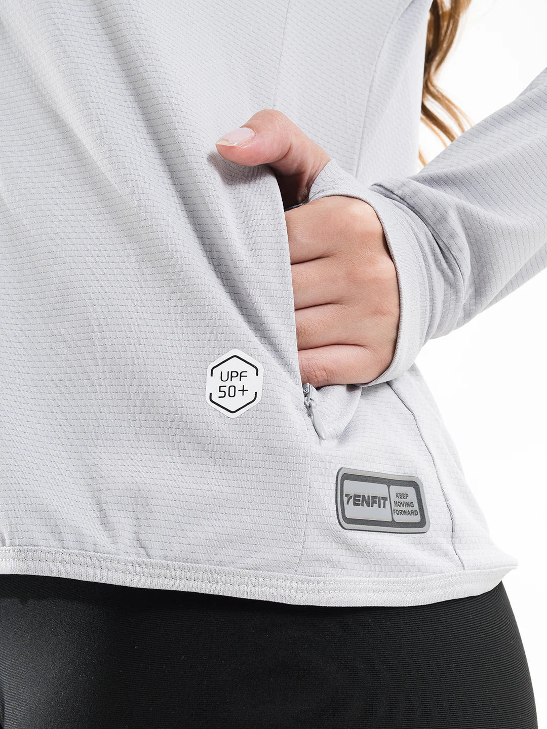 Detalle tejido ligero chaqueta gris claro activewear TENFIT