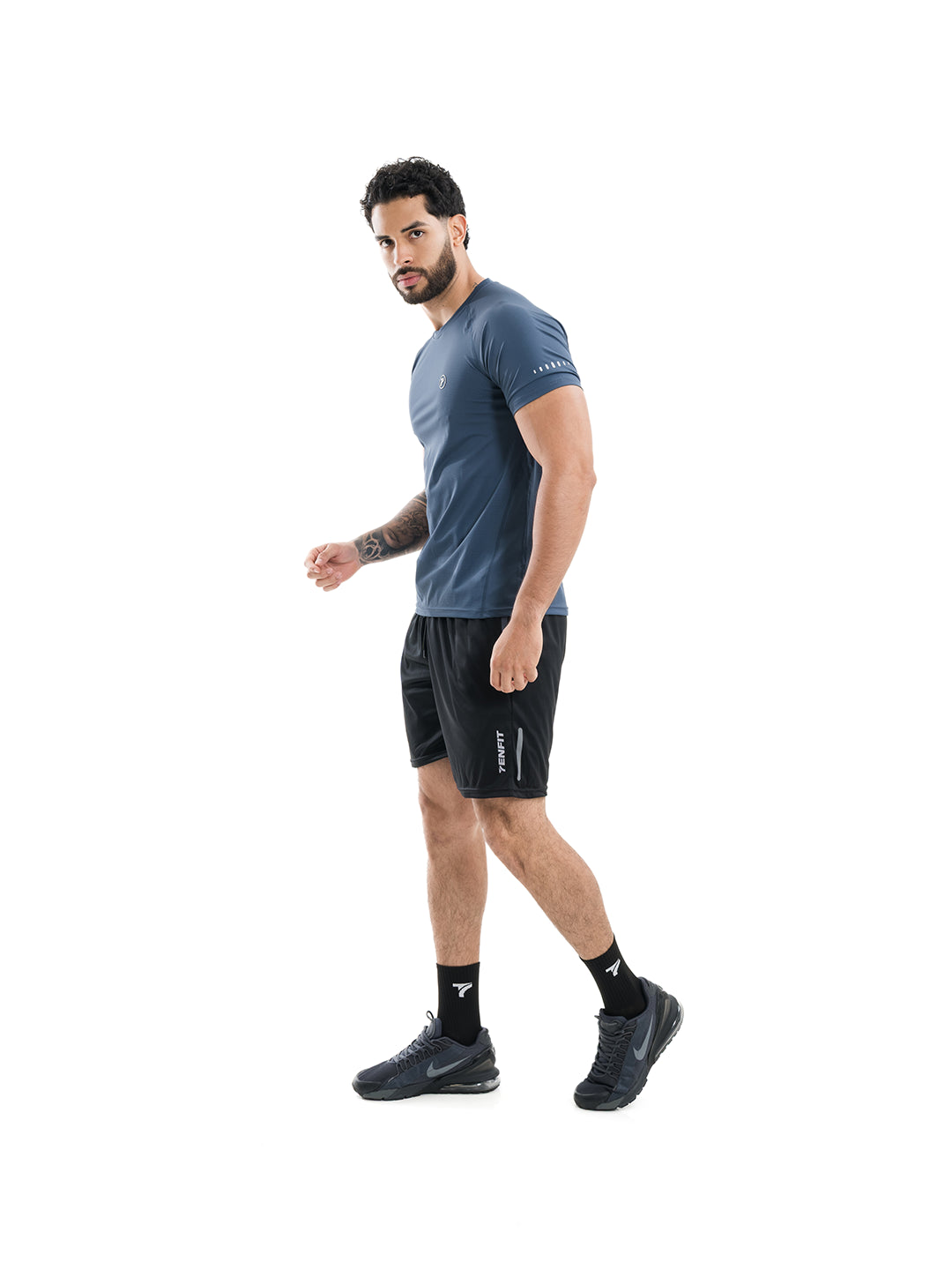 Camiseta deportiva azul hombre TENFIT - vista lateral corte ergonómico