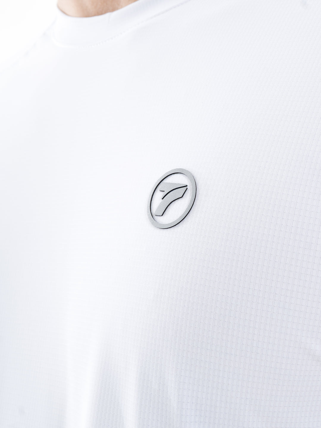 Detalle tela Drycore camiseta blanca hombre TENFIT - tejido técnico Colombia