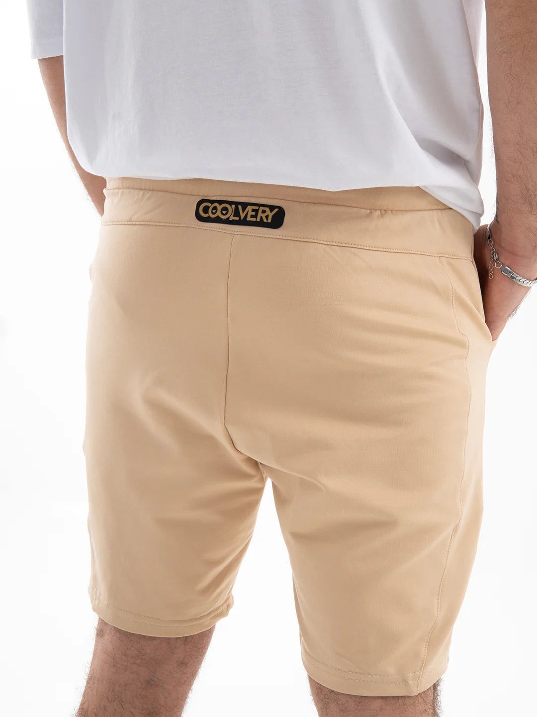 Detalle costura pantaloneta caqui claro hombre TENFIT