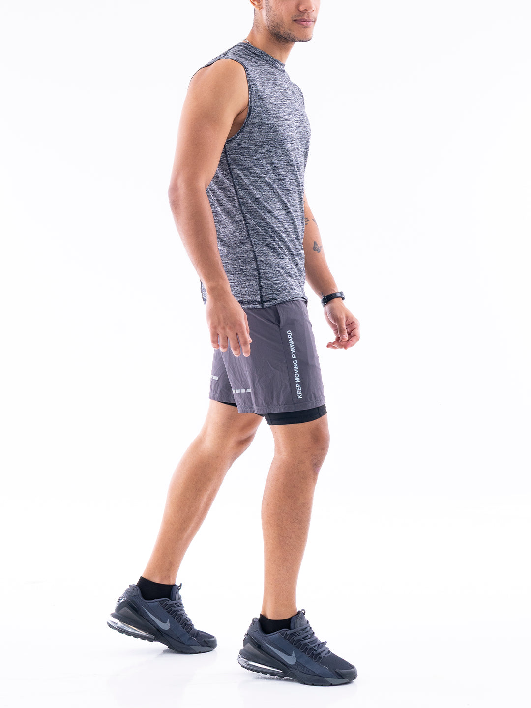 Pantaloneta deportiva gris oscuro hombre TENFIT lado