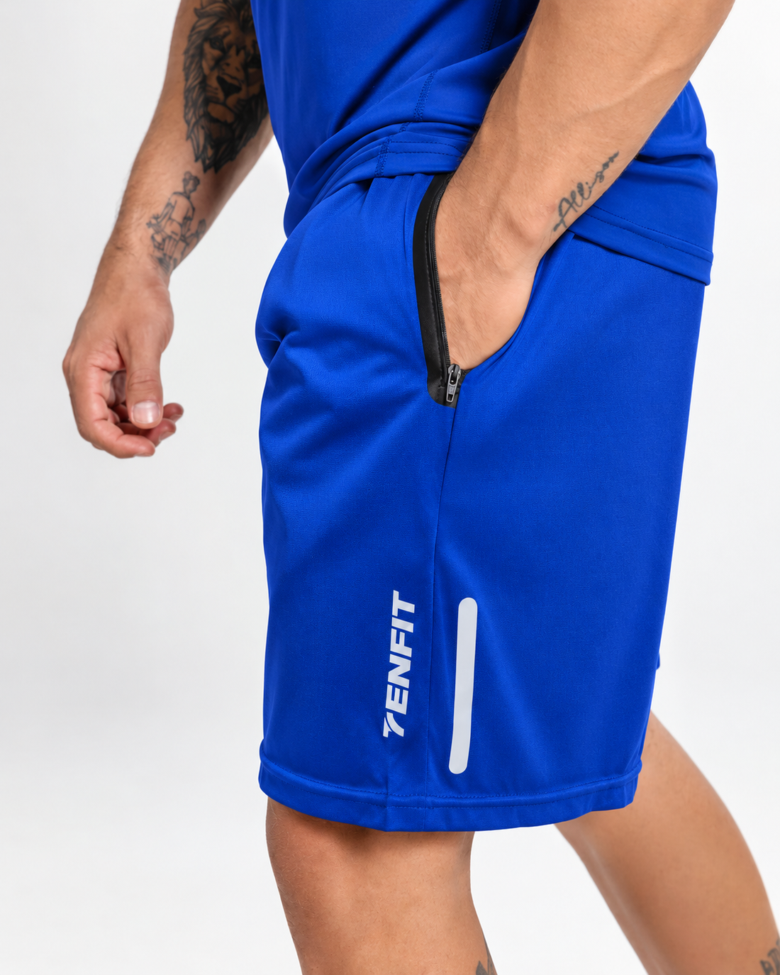 Hombre con pantaloneta deportiva Flex Move azul rey para gym y fútbol - TENFIT