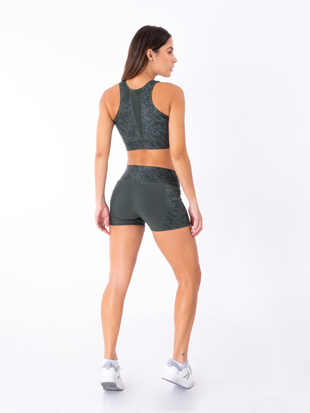 Short chic sublimado verde militar vista posterior mujer TENFIT