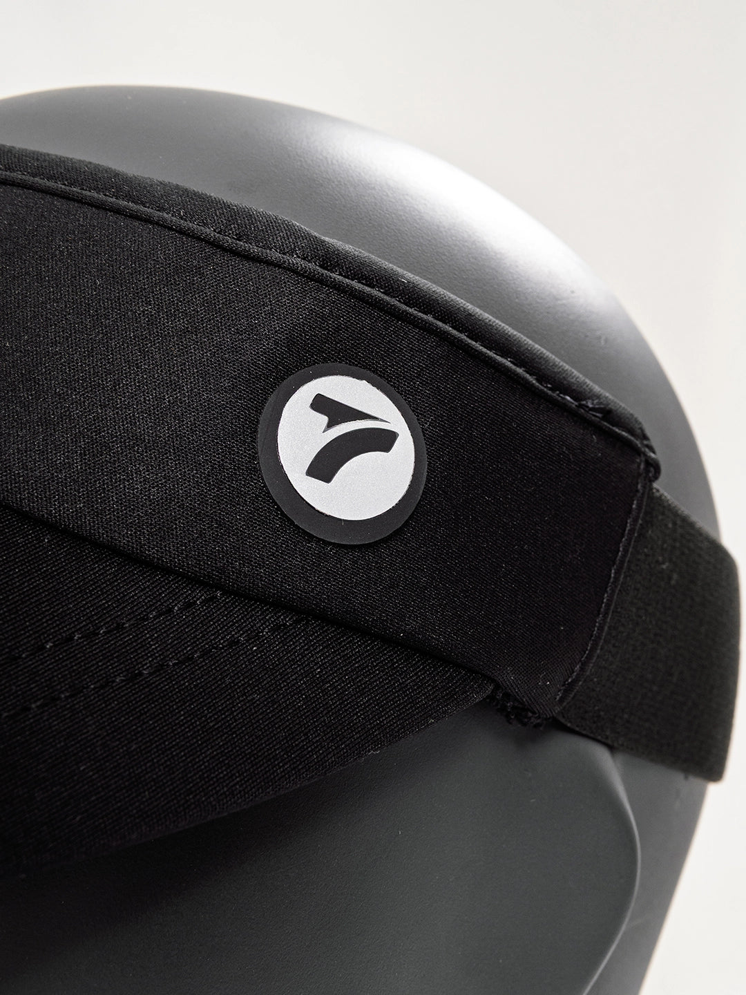 Visera running negra AYRA detalles laterales TENFIT