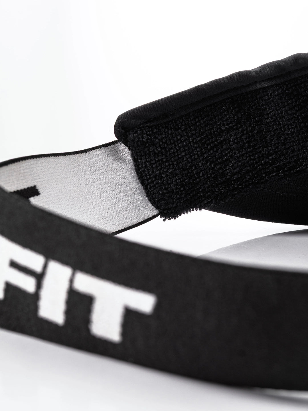 Detalle microperforado visera negra AYRA TENFIT
