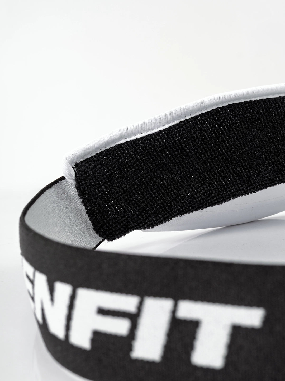 Detalle microperforado visera blanca AYRA TENFIT